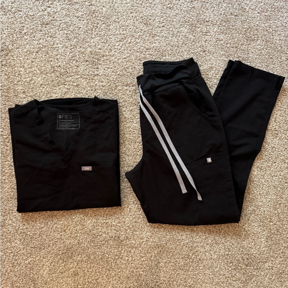FIGS Black Scrub Set